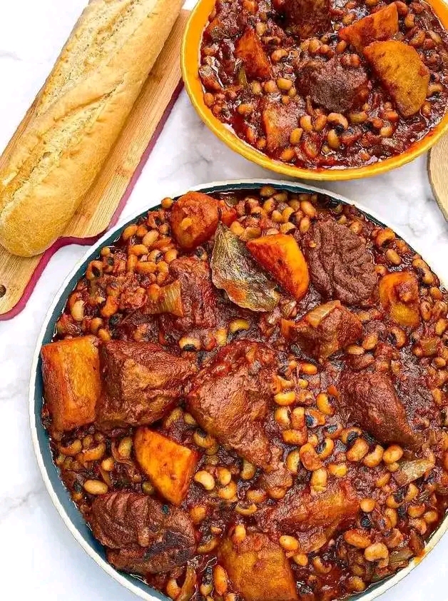 ewagoyin beans and yam filled with meat and eggs